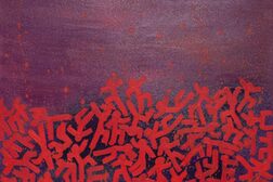 Das Gemälde zeigt rote Strichmännchen auf einem Haufen
